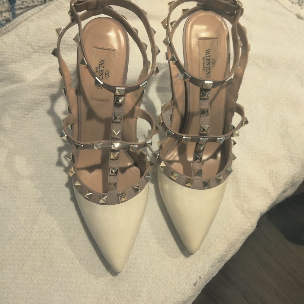 Valentino Garavani Leather Rockstud pumps